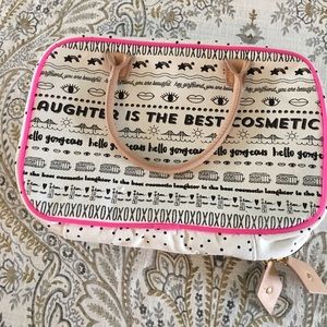 BENEFIT’S TOILETRY CASE